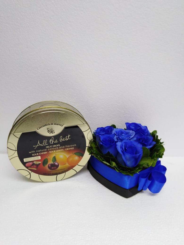 6 Rosas Azules en Caja Corazn y Caramelos Mix de 175 Gramos